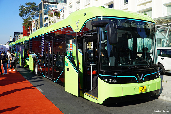Xe bus điện bắt đầu triển khai tại TP. HCM